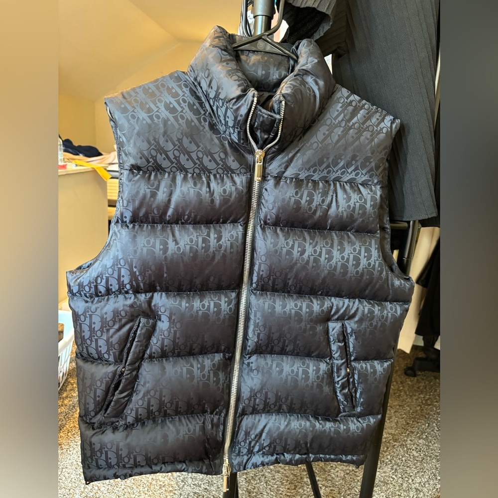 DIOR OBLIQUE SLEEVELESS DOWN
JACKET VEST